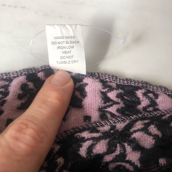 NWOT Winter Themed Scarf - Picture 4 of 4